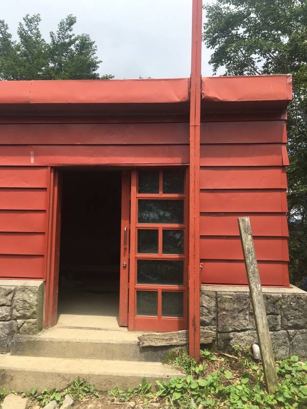 熊穴沢避難小屋