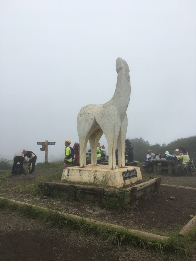 陣馬山山頂の像